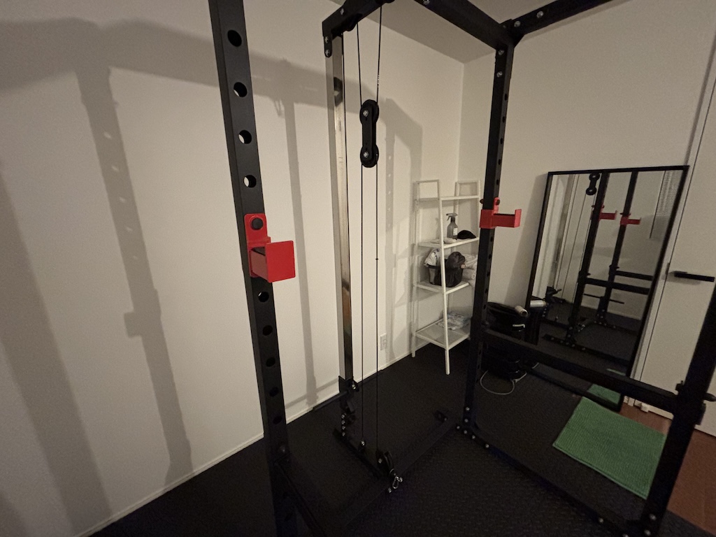 TOPFILMのパワーラックに備え付いているケーブルの画像