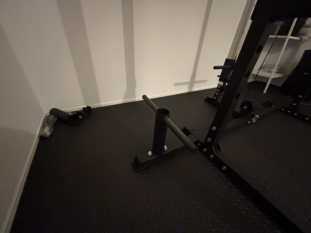 TOPFILMのパワーラックに備え付いているプレートラックの画像