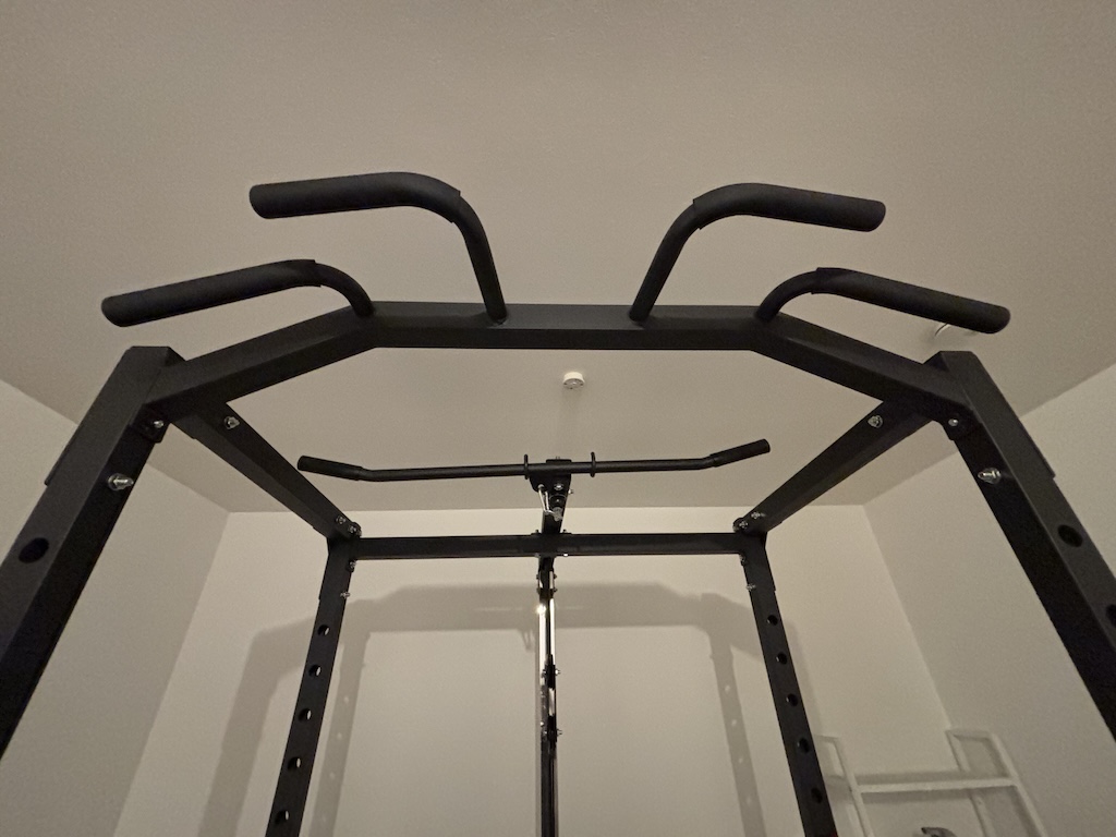 TOPFILMのパワーラックに備え付いている懸垂バーの画像